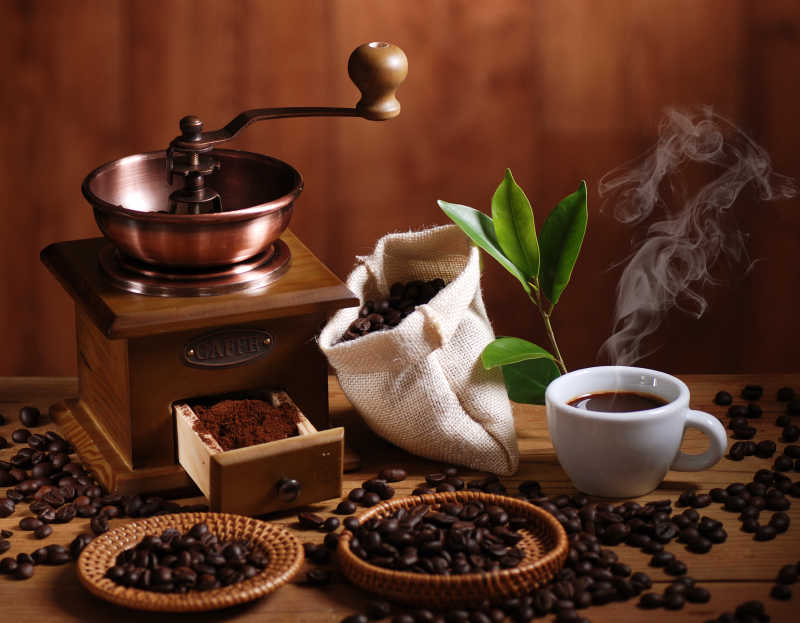 咖啡豆与木材磨床