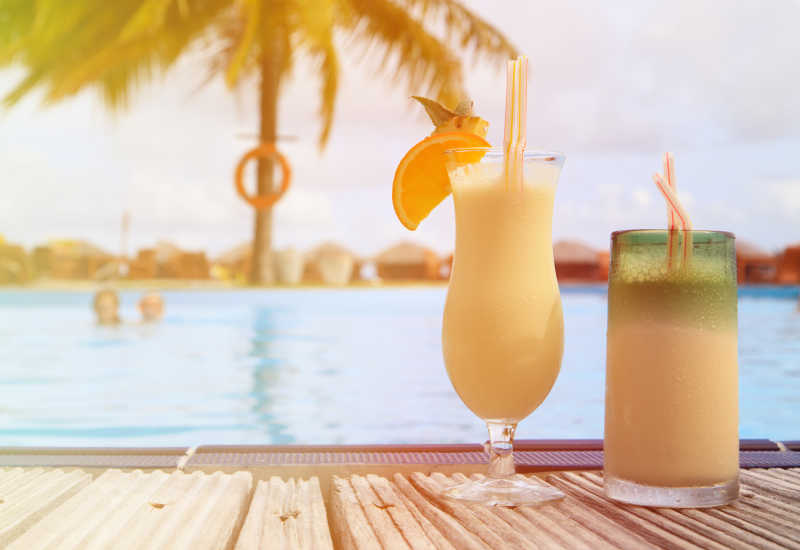 热带海滩度假村的两杯鸡尾酒