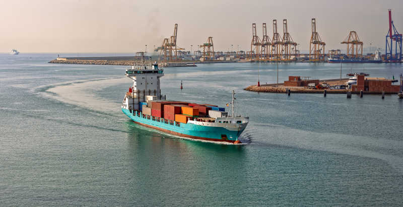 集装箱船抵达瓦伦西亚港