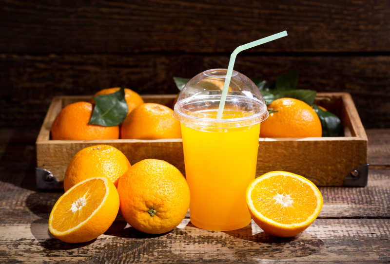 鲜榨橙汁和橙子