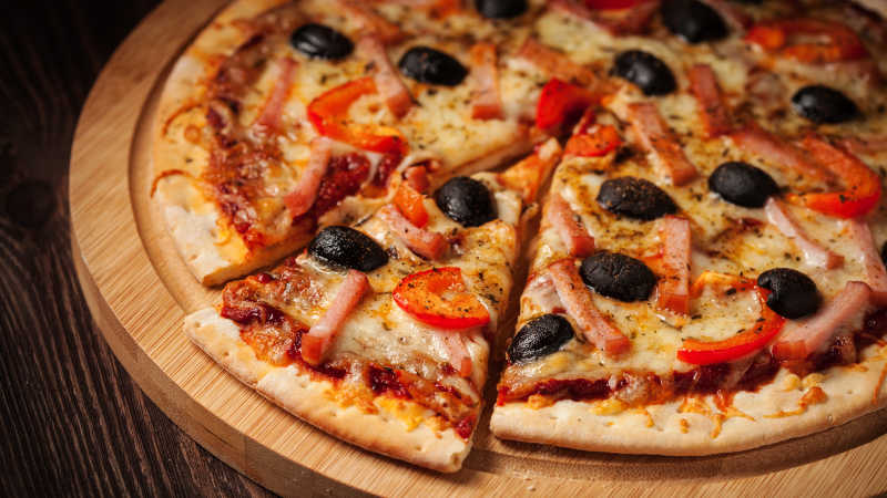 木板上美味的火腿比萨