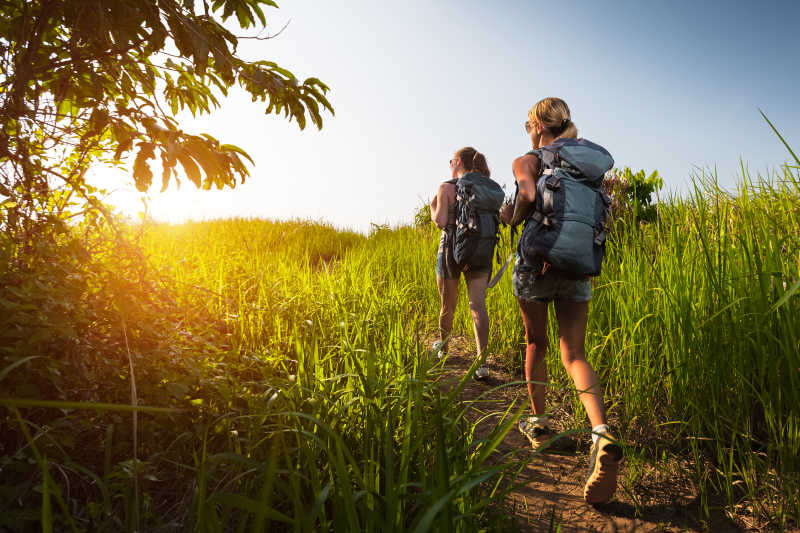 日落下的两名徒步旅行者