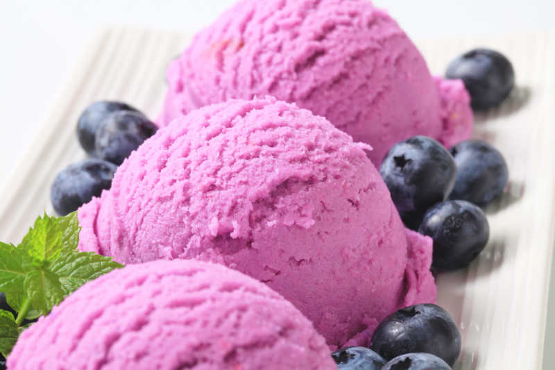 白色盘子里的蓝莓和蓝莓冰激凌