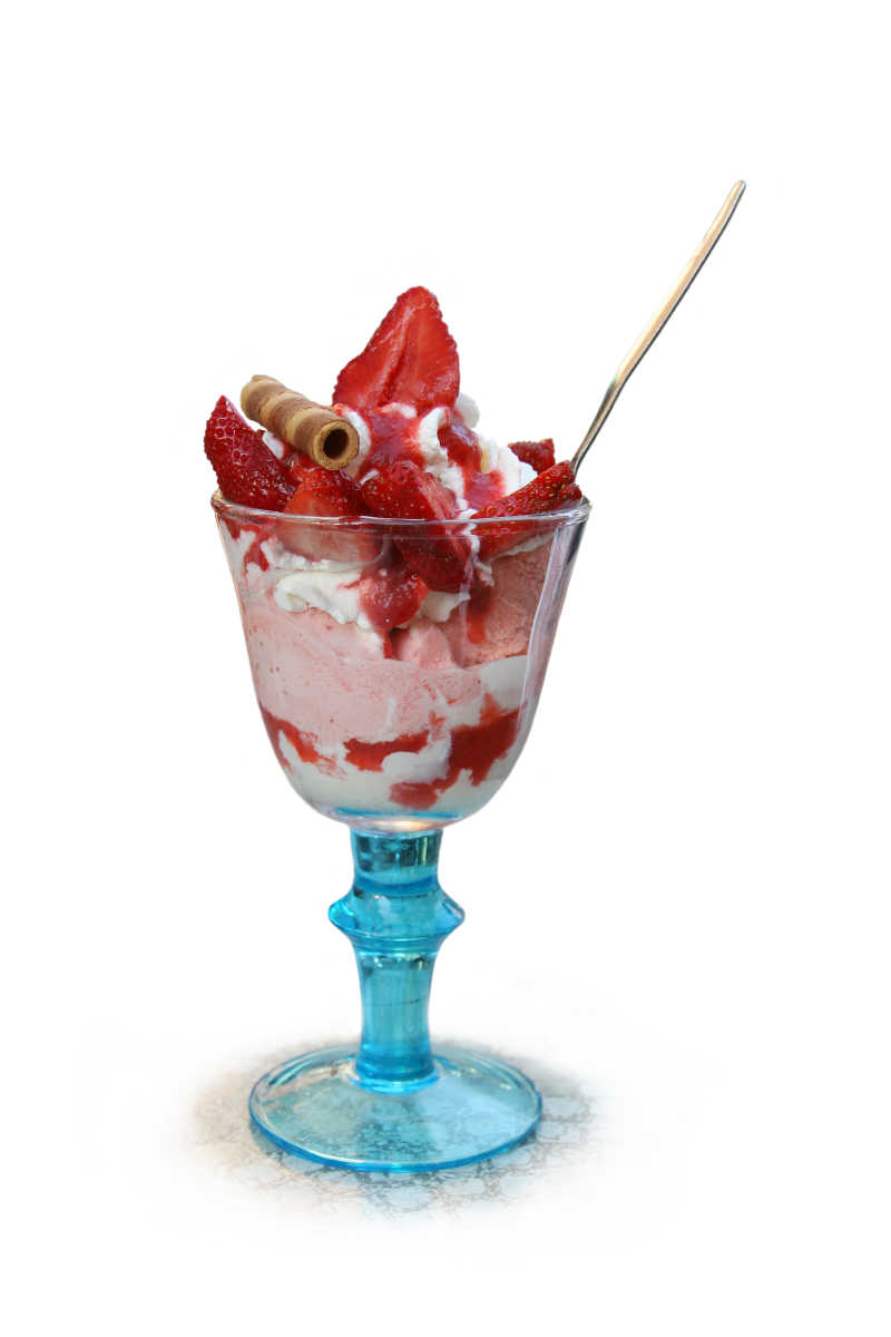玻璃杯里的草莓奶油冰淇淋