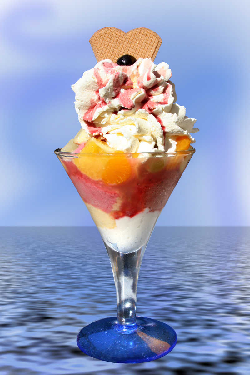 杯子里的水果奶油冰淇淋