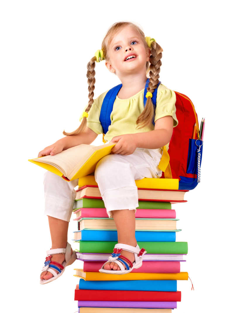 坐在一堆书本上的小女孩
