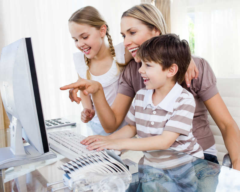 孩子和母亲在家里使用电脑
