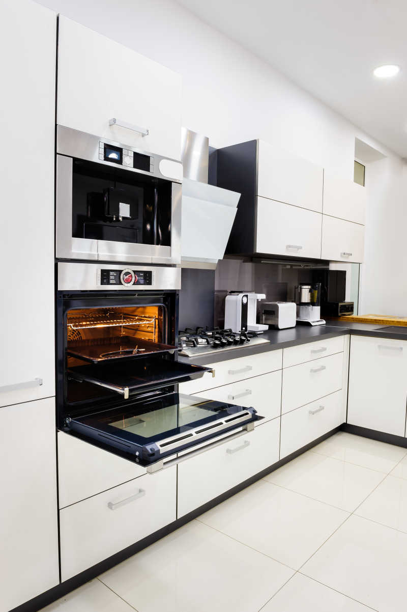 现代豪华的黑色和白色的厨房