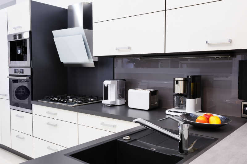 现代简约的黑色和白色的厨房