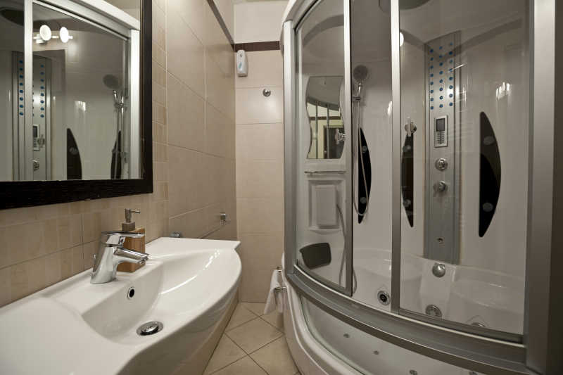 酒店内的超大浴室