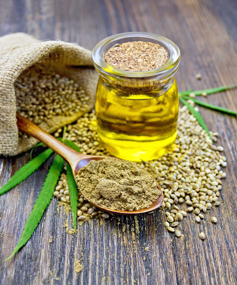 木质桌上的油和散落的谷物