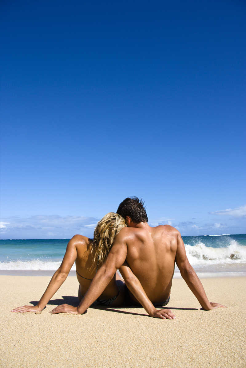 海滩边的年轻夫妻