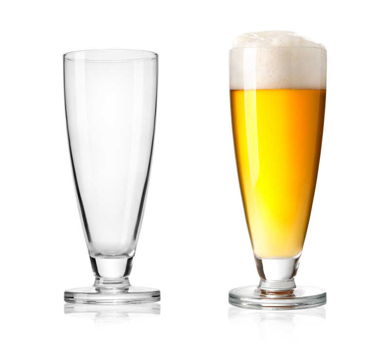 一杯啤酒和一只玻璃杯