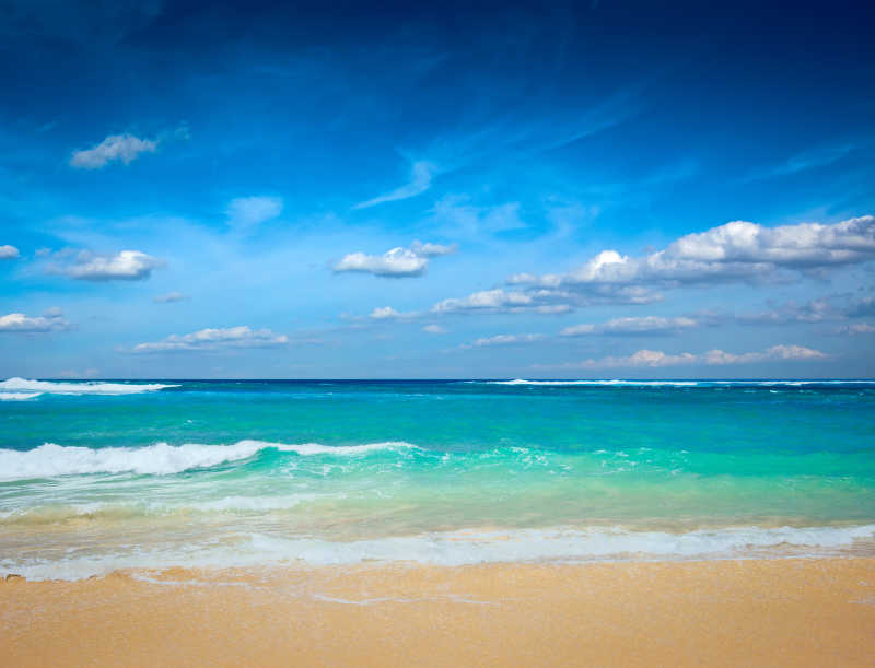 海滩上蔚蓝的海水和天空
