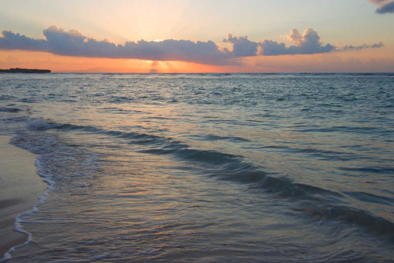 日落时海滩海水平静风景