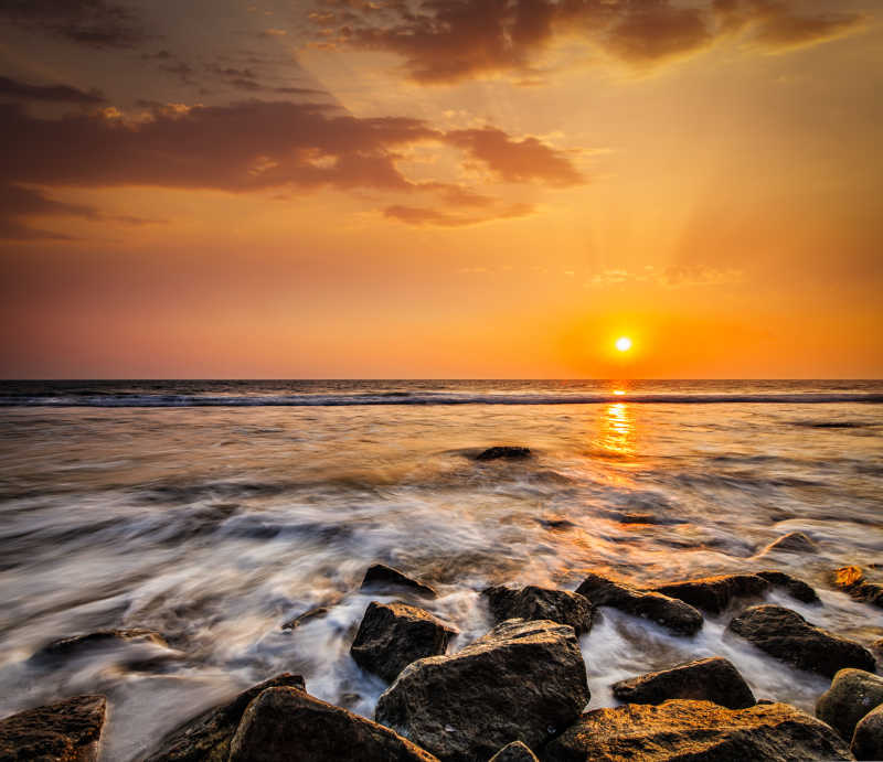 日落时的海面和岩石风景