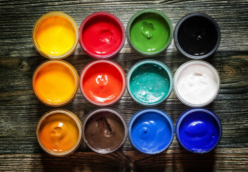 罐子里的各种颜色的绘画用涂料