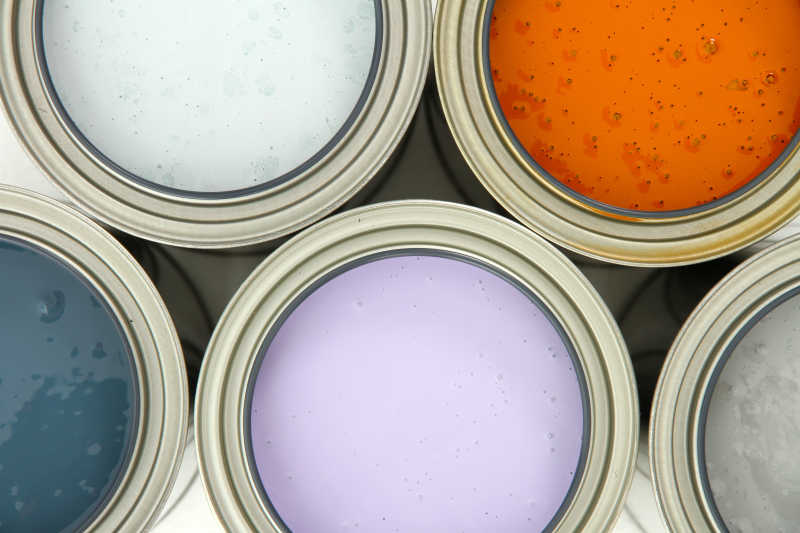 各种颜色的油漆在罐子里