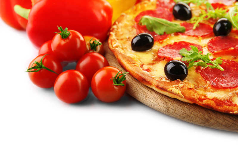 白色背景下的意大利蔬菜辣味香肠比萨