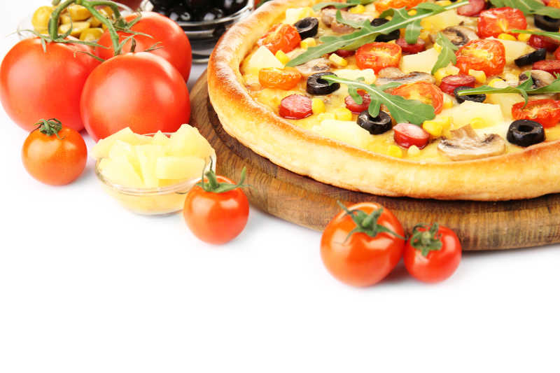 白色背景下的美味蔬菜披萨