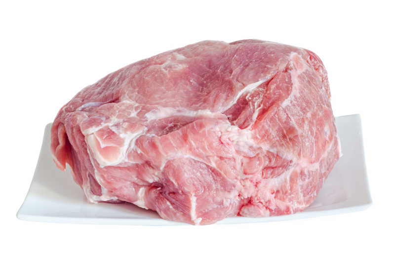 猪肉生肉放在白色盘子上