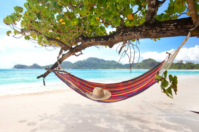 热带海滩上的吊床