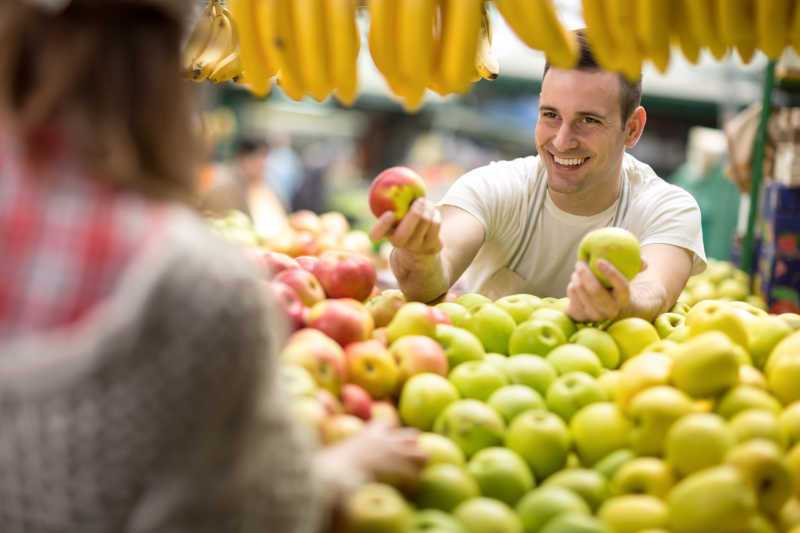 推销员在街头市场卖苹果
