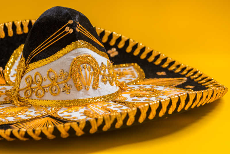黄色背景下的墨西哥草帽