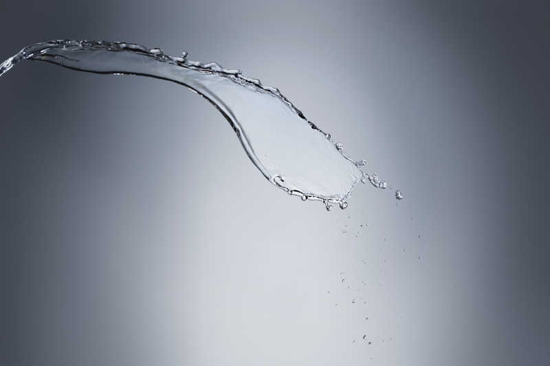 液体水在天空下的曲线波纹