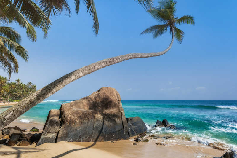 石和斯里兰卡卡希卡杜瓦的沙滩
