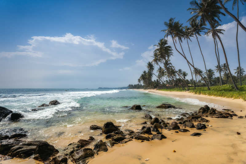 美丽的石和斯里兰卡卡希卡杜瓦沙滩