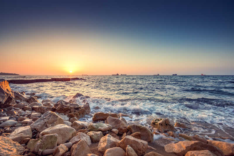 日出时的岩石海滩