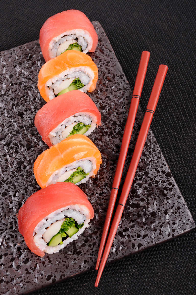 筷子和鲑鱼金枪鱼寿司卷