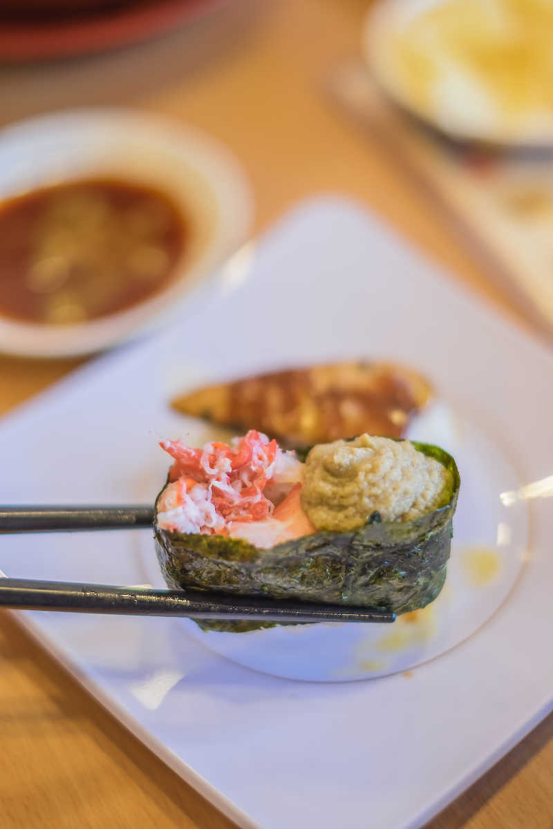用筷子夹着美味的寿司