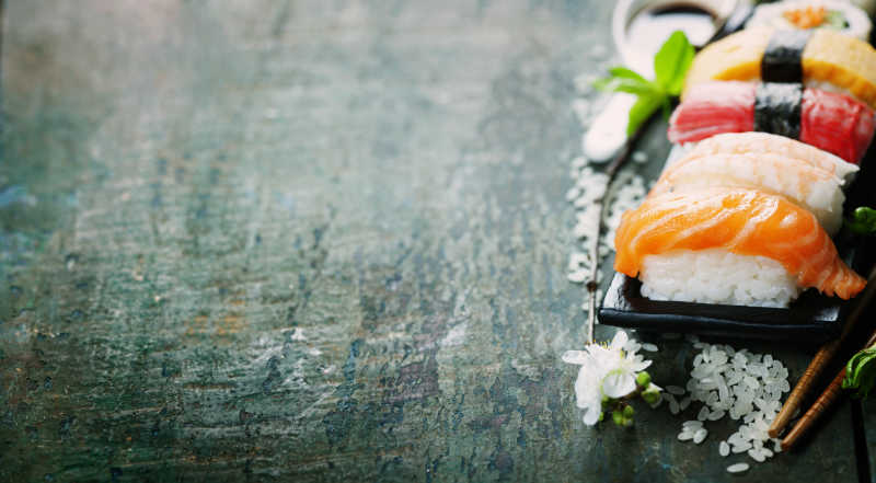 石板上美味的寿司