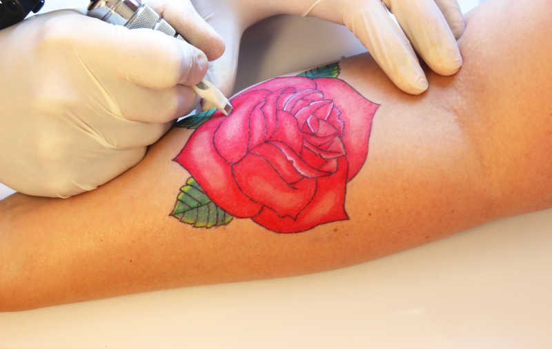 纹身师正在绘制一个玫瑰图案