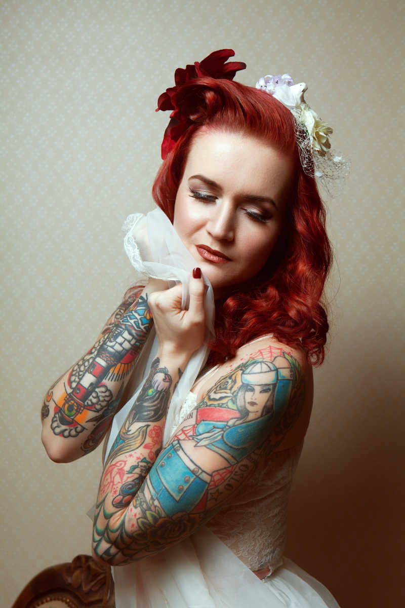 纹身手臂的红发漂亮女孩