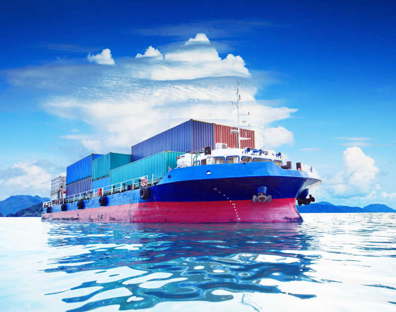 商用集装箱船在海上运输