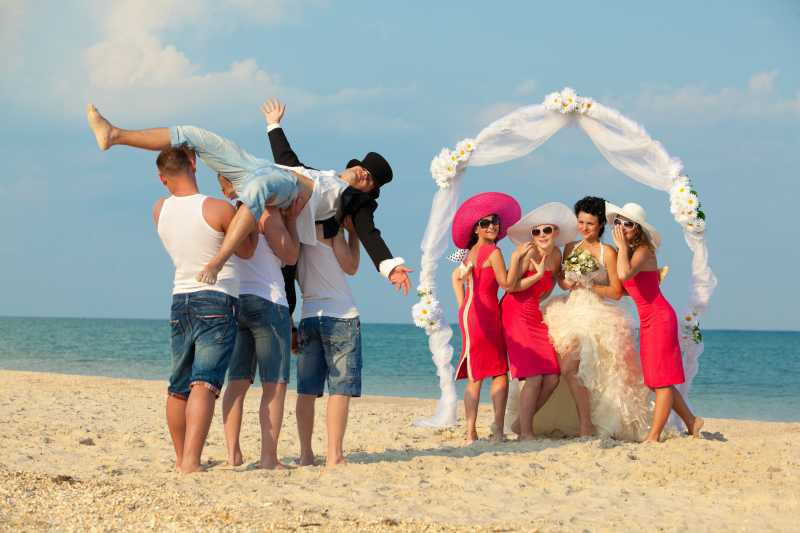 新郎新娘在沙滩上举行婚礼