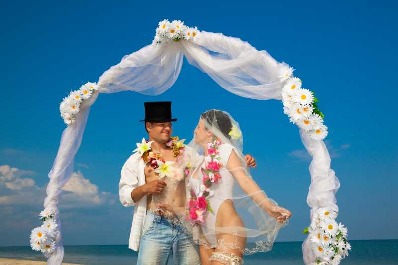 沙滩上举行婚礼的幸福新郎和新娘