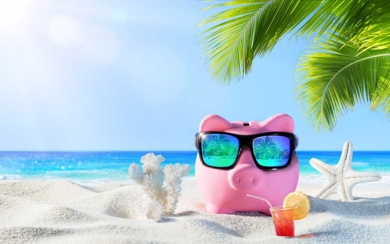 沙滩上的小猪存钱罐