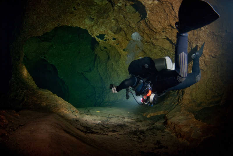 洞穴水潭潜水的潜水员