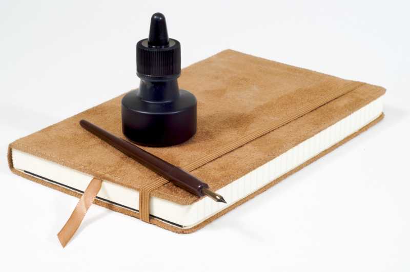 桌面上的墨水和日记本
