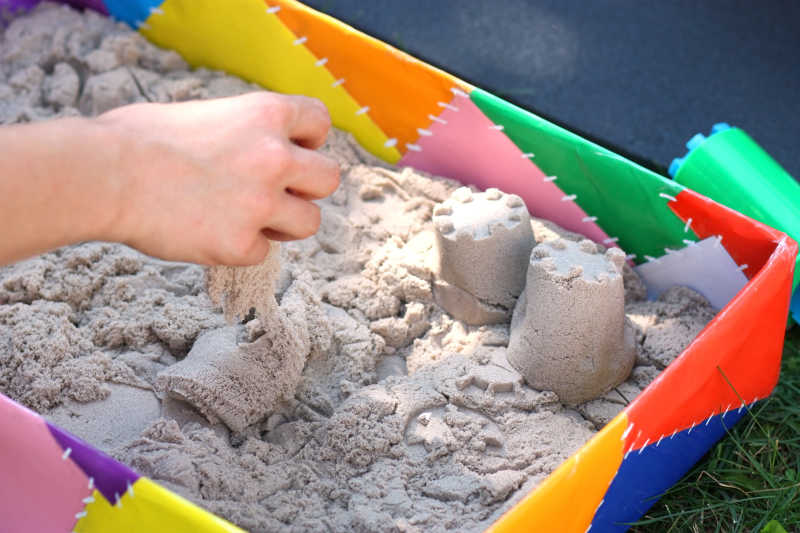 堆成沙堡的沙子