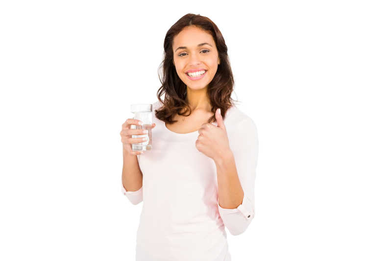 面带微笑的女人拿着一杯水
