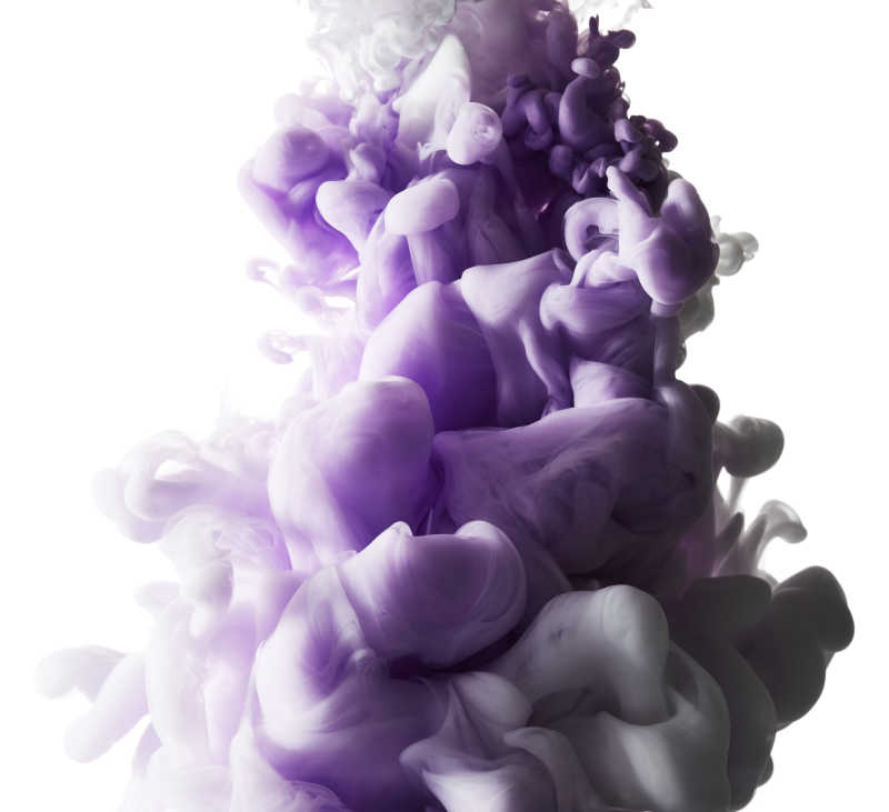 紫色的水中飞溅油漆