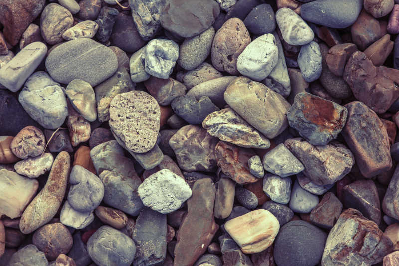 河滩边堆积的岩石