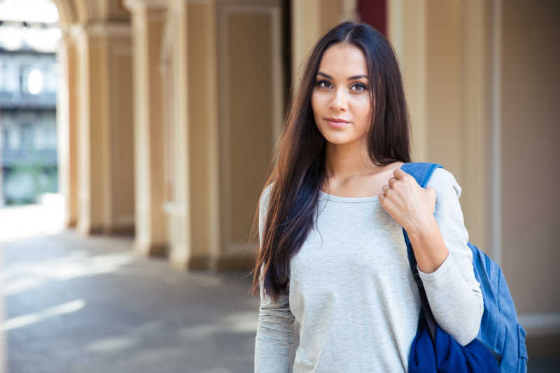 背着书包的漂亮女学生