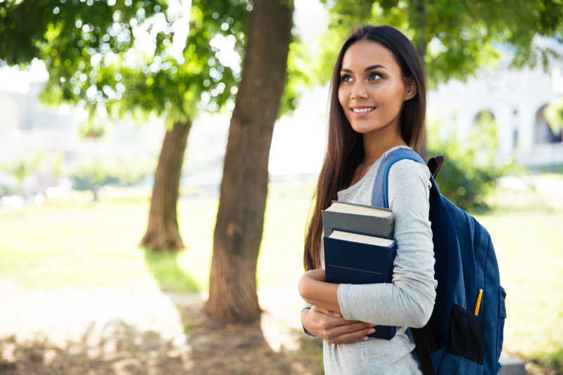 树林里微笑的女学生