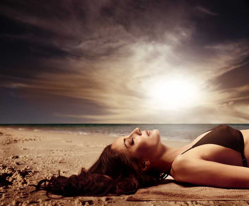 棕褐色的天空下躺在地上的女人